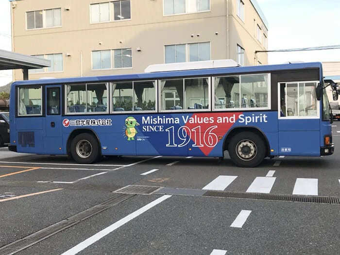 北九州の企業におけるラッピングバスのデザイン